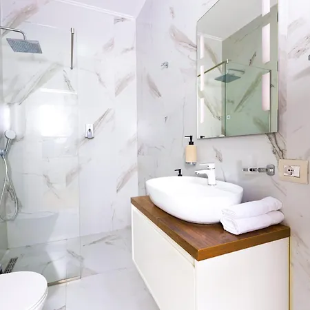 Class Porcelan アパート ティラナ