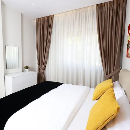 Class Porcelan アパート ティラナ